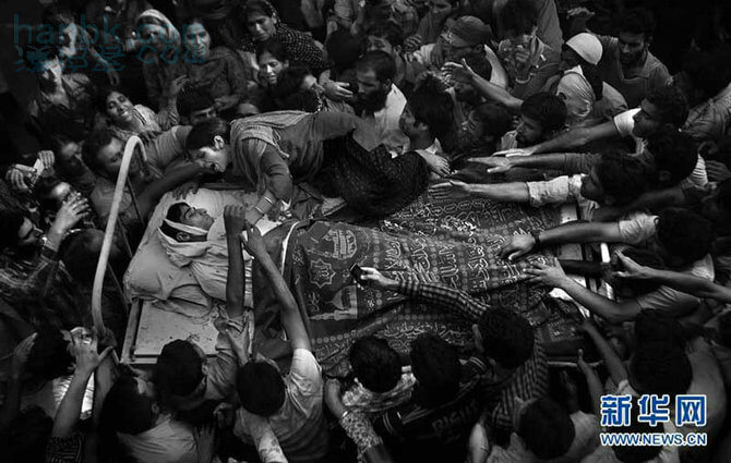 在印控克什米尔地区的帕坦，遇难者亲属在一场葬礼上失声痛哭