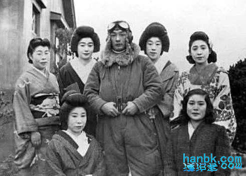 日本妇人与日本空军合影