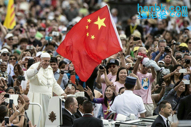 耶元2017年4月，圣彼得广场上中国基督徒与罗马教皇方济热情互动。