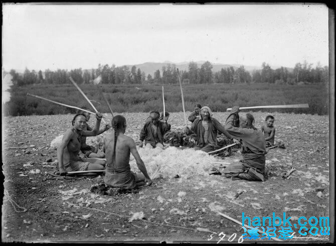 俄罗斯克拉斯诺亚尔斯克边疆区博物馆的档案19世纪叶尼塞河流域老照片·剃发垂鞭的通古斯人在劳动