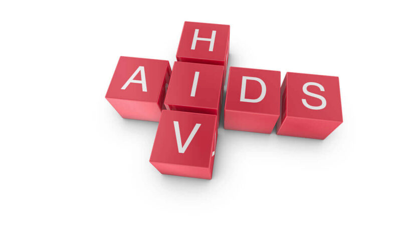 倪海厦评时事：艾滋病患药物服用八至九成易引发抗药性