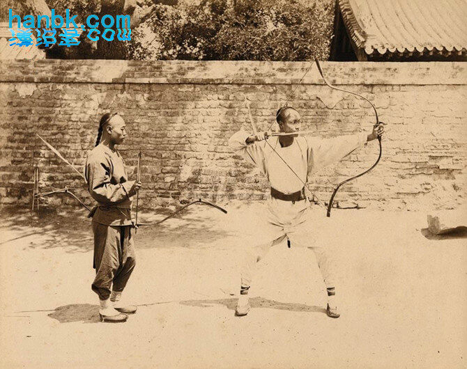 老照片中比赛射箭的清国人（1890年）