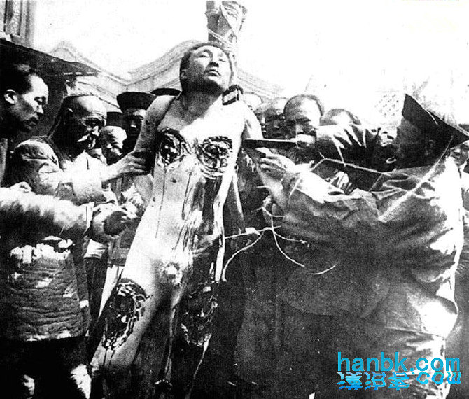 胡清殖民中国期间凌迟酷刑老照片。此刑主要用于闹市处罚谋反、大逆等罪犯，任人观看，起威慑和麻木民众的作用。