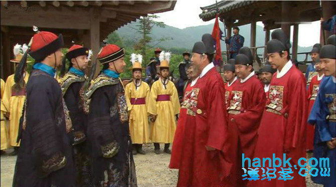 韩剧中呈现的身着胡服的清国官员和身着华夏衣冠的朝鲜官员会面的情景，通过衣冠文化展示了游牧文明与中华文明的明显区别。
